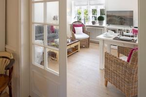 a living room with a table and chairs and a window at Austernfischer in List