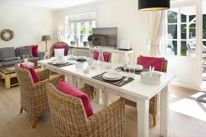 a dining room with a white table and chairs at Austernfischer in List