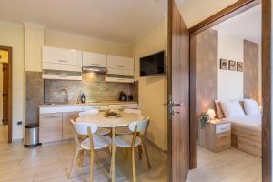 Kuchyňa alebo kuchynka v ubytovaní Casa Luxury Wellness Apartman By BLTN