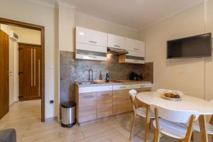 Kuchyňa alebo kuchynka v ubytovaní Casa Luxury Wellness Apartman By BLTN
