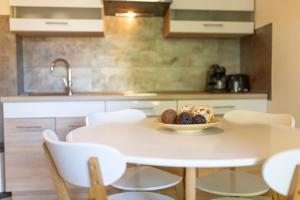 Kuchyňa alebo kuchynka v ubytovaní Casa Luxury Wellness Apartman By BLTN