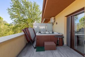 Kuchyňa alebo kuchynka v ubytovaní Casa Luxury Wellness Apartman By BLTN