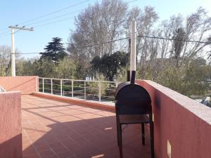 estufa de leña al lado de un patio en Departamento excelente ubicación en San Juan