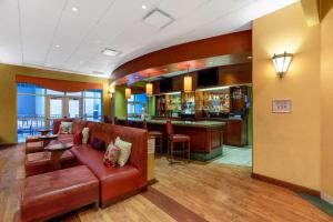 - un hall d'un hôtel avec un canapé et un bar dans l'établissement Wyndham Grand Oklahoma City Downtown, à Oklahoma City