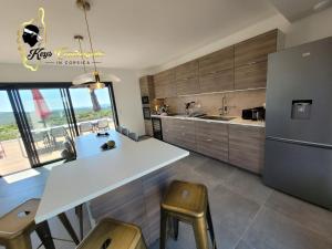 Zdjęcie z galerii obiektu Casa Balancinu Vue panoramique sur montagne et Mer Piscine Privée w mieście Sainte-Lucie de Porto-Vecchio