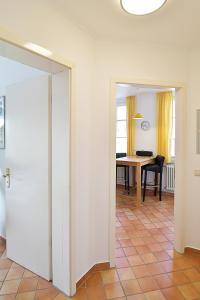 a room with a table and a dining room at Hamburg-App-05 in Ahlbeck