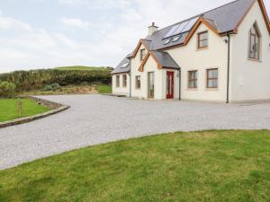 an image of a house with a driveway at Ballycahane in Castletownshend