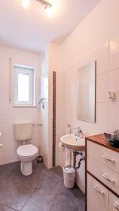 a bathroom with a toilet and a sink at Ferienwohnung Hohenstaufen in Füssen