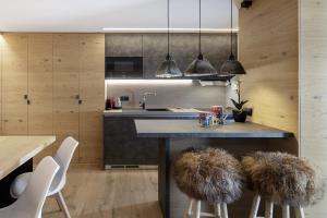 Kjøkken eller kjøkkenkrok på HelloChalet - Pandora Mountain View with jacuzzi, garage and ski storage