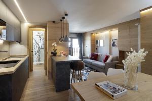 A seating area at HelloChalet - Pandora Mountain View with jacuzzi, garage and ski storage