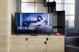 A television and/or entertainment centre at HelloChalet - Pandora Mountain View with jacuzzi, garage and ski storage