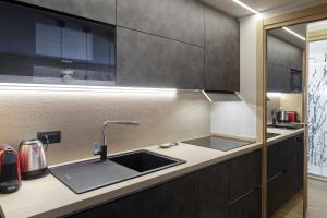A kitchen or kitchenette at HelloChalet - Pandora Mountain View with jacuzzi, garage and ski storage Még 32 kép