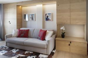 A seating area at HelloChalet - Pandora Mountain View with jacuzzi, garage and ski storage