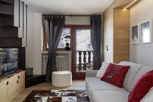 A television and/or entertainment centre at HelloChalet - Pandora Mountain View with jacuzzi, garage and ski storage