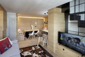 A television and/or entertainment centre at HelloChalet - Pandora Mountain View with jacuzzi, garage and ski storage