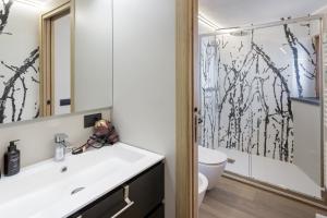 A bathroom at HelloChalet - Pandora Mountain View with jacuzzi, garage and ski storage