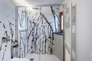 A bathroom at HelloChalet - Pandora Mountain View with jacuzzi, garage and ski storage