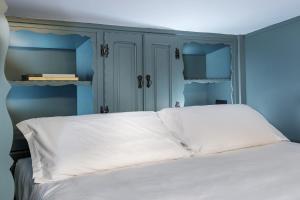 A bed or beds in a room at HelloChalet - Pandora Mountain View with jacuzzi, garage and ski storage