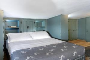 A bed or beds in a room at HelloChalet - Pandora Mountain View with jacuzzi, garage and ski storage