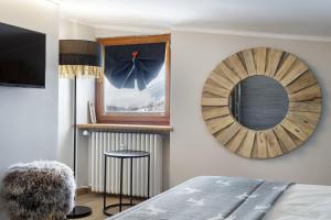 A bed or beds in a room at HelloChalet - Pandora Mountain View with jacuzzi, garage and ski storage