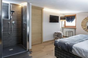 A bed or beds in a room at HelloChalet - Pandora Mountain View with jacuzzi, garage and ski storage