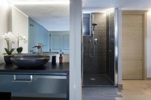 A bathroom at HelloChalet - Pandora Mountain View with jacuzzi, garage and ski storage