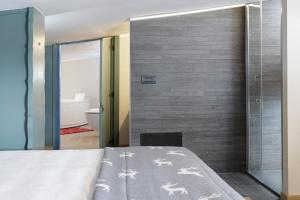 A bed or beds in a room at HelloChalet - Pandora Mountain View with jacuzzi, garage and ski storage