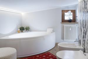 A bathroom at HelloChalet - Pandora Mountain View with jacuzzi, garage and ski storage
