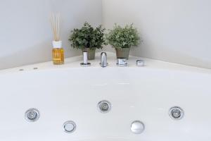 A bathroom at HelloChalet - Pandora Mountain View with jacuzzi, garage and ski storage