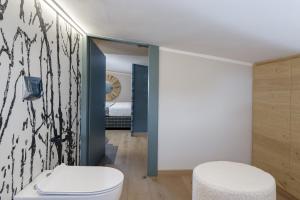 A bathroom at HelloChalet - Pandora Mountain View with jacuzzi, garage and ski storage