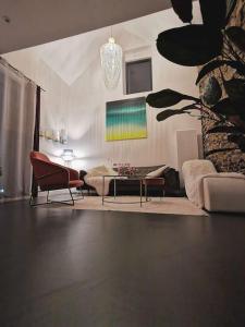 sala de estar con sofá y mesa en Ô'date gîte &spa en Nantes