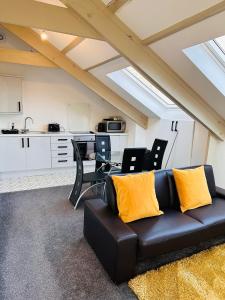 sala de estar con sofá y cocina en City Blessed Apartment 4 with free parking, en North Shields