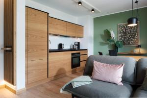 a living room with a couch and a kitchen at Villa am Schloss Ranzow L3 Lohme Luxury Living in Lohme