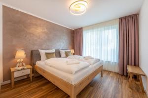 Un dormitorio con una cama grande y una ventana en Villa 17 Appartement Blickwinkel, Lohme, en Lohme