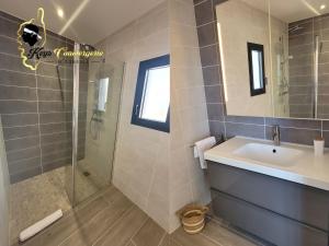 Zdjęcie z galerii obiektu Casa Balancinu Vue panoramique sur montagne et Mer Piscine Privée w mieście Sainte-Lucie de Porto-Vecchio