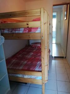 a couple of bunk beds in a room at Cottage Egmond-Binnen met besloten tuin in Egmond-Binnen