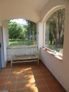 Zimmer mit einem Fenster und einer Bank in der Unterkunft Maison indépendante sur notre propriété in Hyères