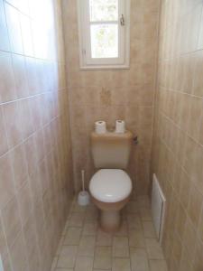 ein kleines Bad mit einem WC und einem Fenster in der Unterkunft Maison indépendante sur notre propriété in Hyères
