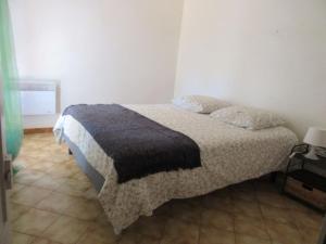 ein Schlafzimmer mit einem Bett in einem Zimmer in der Unterkunft Maison indépendante sur notre propriété in Hyères