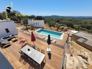 eine Terrasse mit Poolblick in der Unterkunft Casa Balancinu Vue panoramique sur montagne et Mer Piscine Privée in Sainte-Lucie de Porto-Vecchio