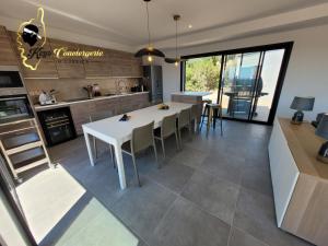 Zdjęcie z galerii obiektu Casa Balancinu Vue panoramique sur montagne et Mer Piscine Privée w mieście Sainte-Lucie de Porto-Vecchio