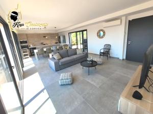 Zdjęcie z galerii obiektu Casa Balancinu Vue panoramique sur montagne et Mer Piscine Privée w mieście Sainte-Lucie de Porto-Vecchio