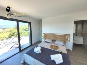 Zdjęcie z galerii obiektu Casa Balancinu Vue panoramique sur montagne et Mer Piscine Privée w mieście Sainte-Lucie de Porto-Vecchio