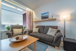 sala de estar con sofá y mesa en Berolina Wohnung 706, en Dahme