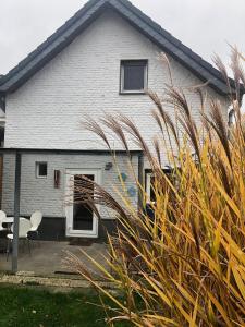 een huis met een tafel en stoelen ervoor bij Kranenbruch in Schwalmtal