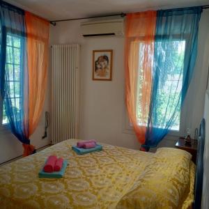 ein Schlafzimmer mit einem Bett mit zwei Hausschuhen darauf in der Unterkunft Beatiful modern flat Venice centre with private lounge green area relax in Venedig + 39 Fotos