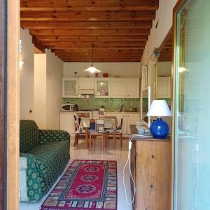 ein Wohnzimmer und eine Küche mit einer Couch und einem Tisch in der Unterkunft Beatiful modern flat Venice centre with private lounge green area relax in Venedig