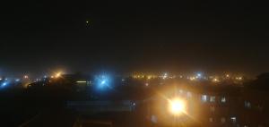 een stad verlicht in de nacht met straatverlichting bij Studios,1,2 and 3bedrooms in Nakuru town with a lake view. in Nakuru