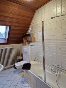 uma casa de banho com um chuveiro, um WC e uma banheira em Hell und gemütlich, ca. 60qm. em Osnabrück