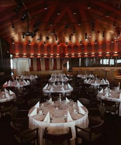 una grande sala da pranzo con tavoli e sedie di First Camp Moraparken Hotel a Mora